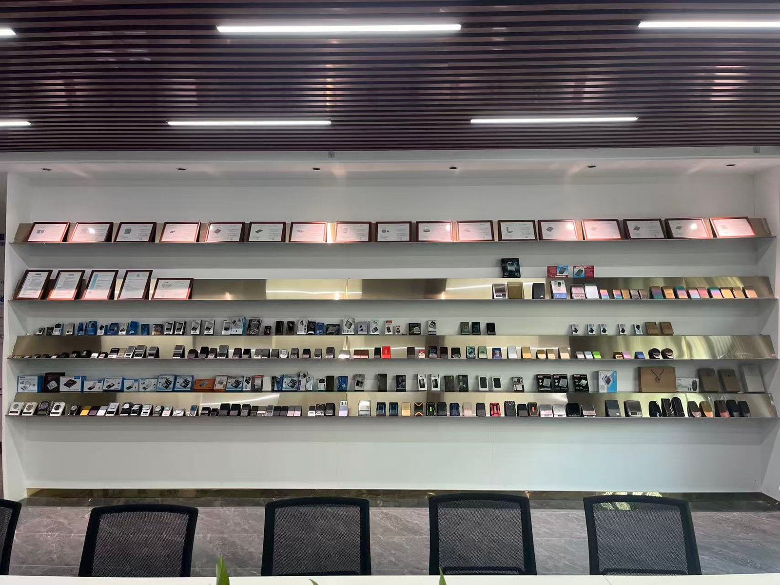 Showroom displaying Yeele digital scale samples for buyers