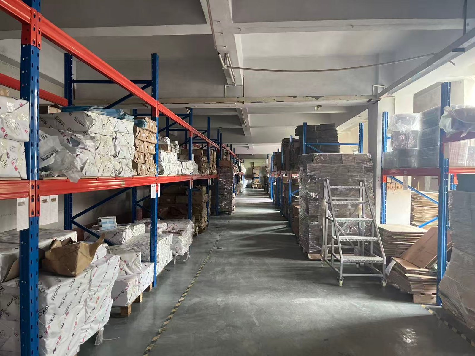 Finished-goods warehouse with retail-ready and neutral cartons at Yeele